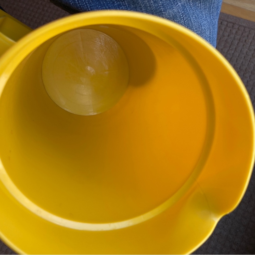 Vintage Tupperware Yellow 2 Qt pitcher - Picture 5 of 5